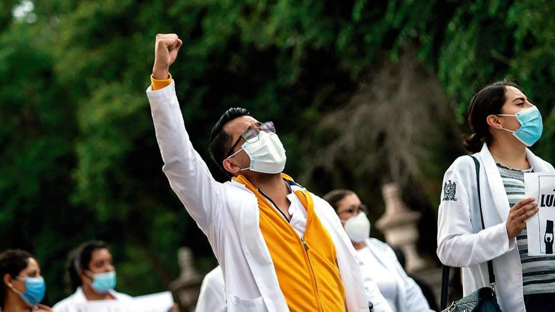 Médicos pasantes protestan en la capital zacatecana